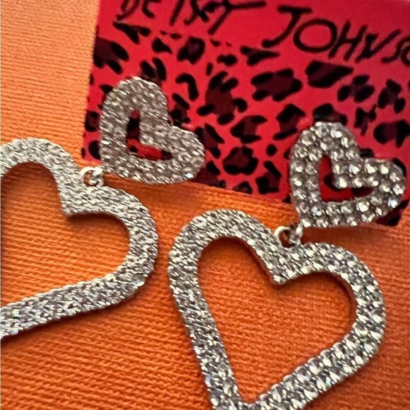 🌺 Betsey Johnson New dangling & sparkling rhinestone heart earrings 🌺 - Picture 1 of 6